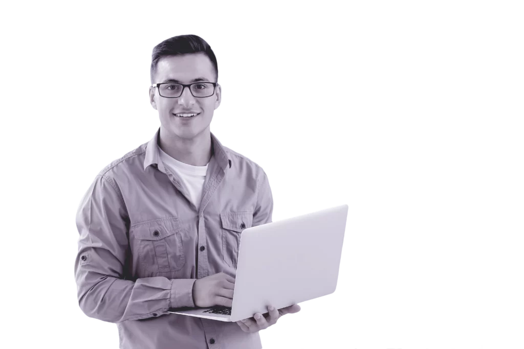 Młody uśmiechnięty mężczyzna ubrany w koszulę, na nosie ma okulary, w rękach trzyma laptopa.