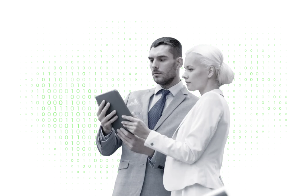 Dwie młode osoby, mężczyzna i kobieta w eleganckim odzieniu stoją obosk siebie spoglądając na trzymane przez mężczyznę w ręku urządzenie przypominające tablet