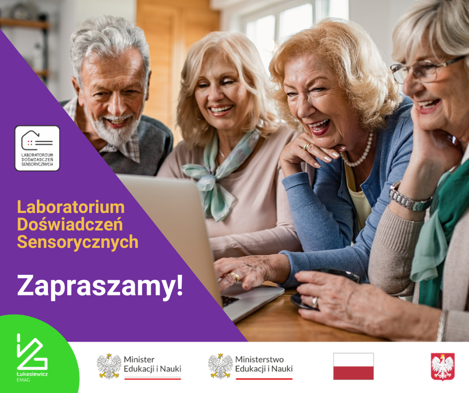 Grupa 4 starszych osób. Trzy kobiety i jeden mężczyzna wszyscy uśmiechnięci siedzą przy stole przy otwartym laptopie. Logotypy instytucji finansujących. Projekt Laboratorium Doświadczeń Sensorycznych. Logo Łukasiewicz EMAG