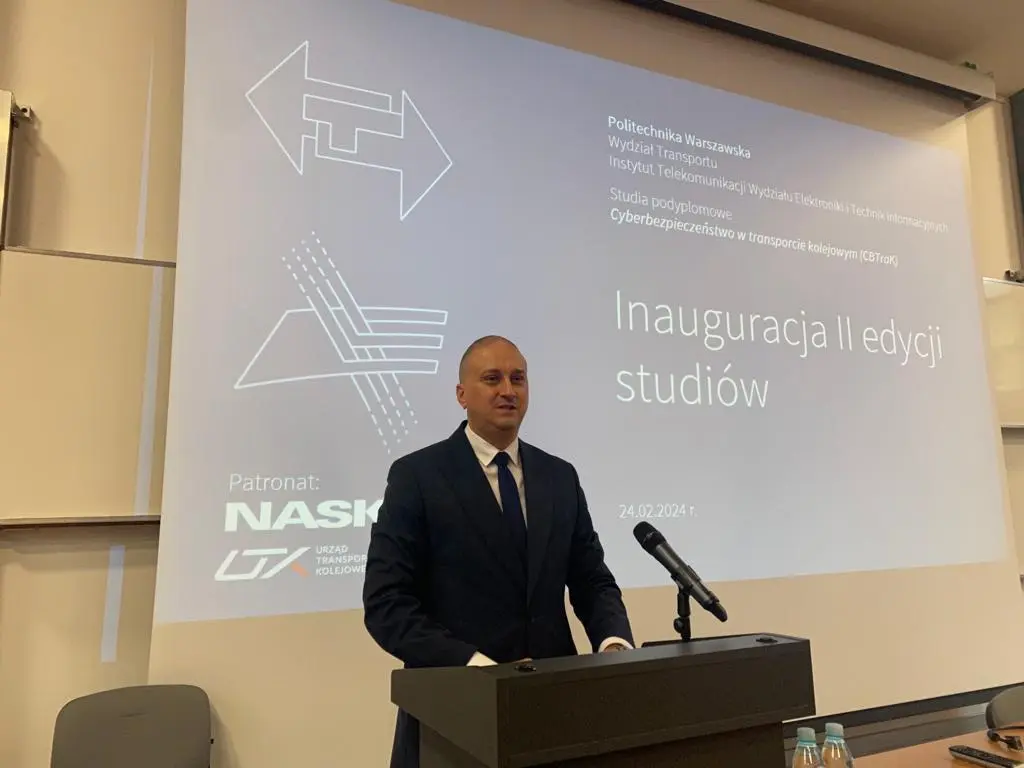 Mężczyzna w garniturze na mównicy