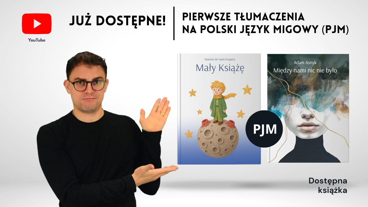 Mężczyzna prezentuje dwie książki