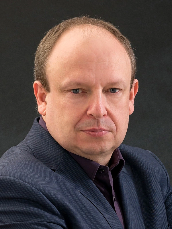Elegancko ubrany mężczyzna