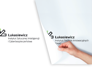 Ręka odsłania nowe logo