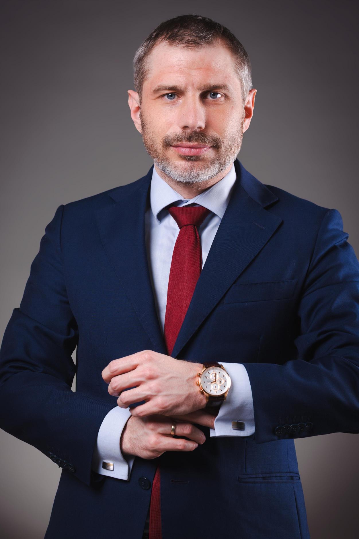 Mężczyzna w garniturze z czerwonym krawatem
