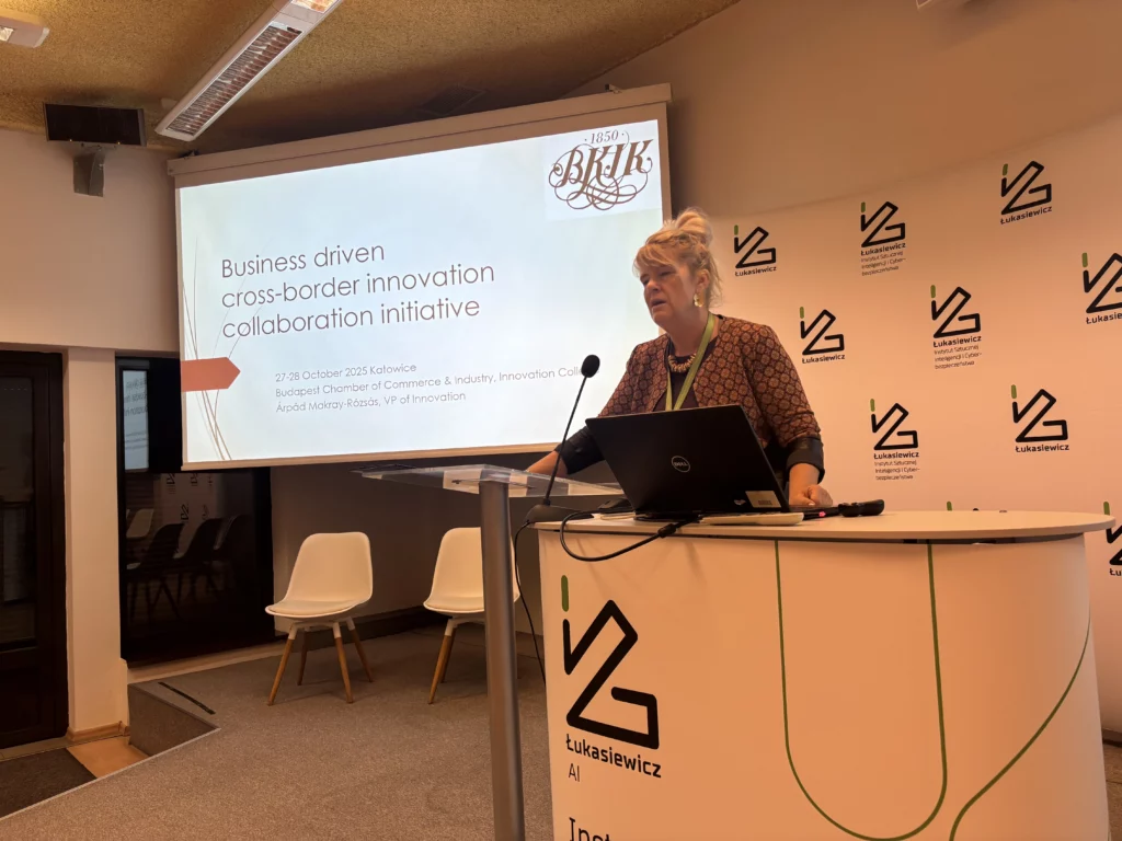 Kobieta przemawia z mówinicy