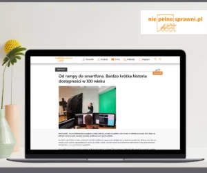 Laptop z podniesionym ekranem i prezentowaną treścią