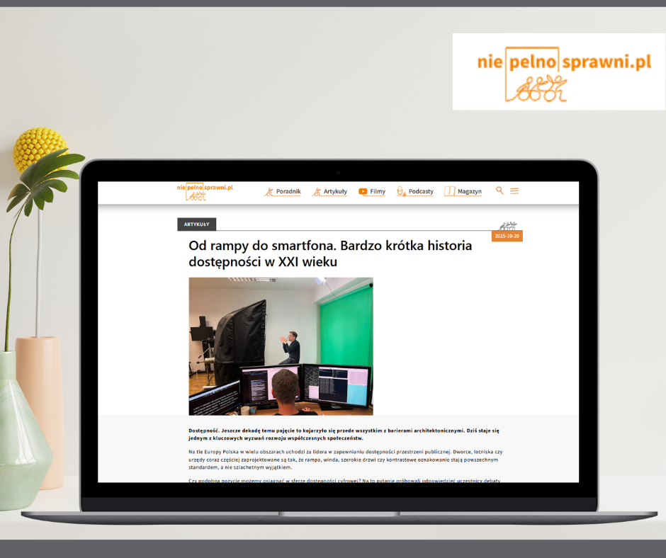 Laptop z podniesionym ekranem i prezentowaną treścią