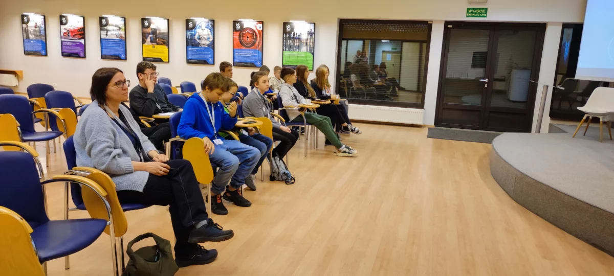 Grupa osób na dużej sali