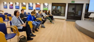 Grupa osób na dużej sali