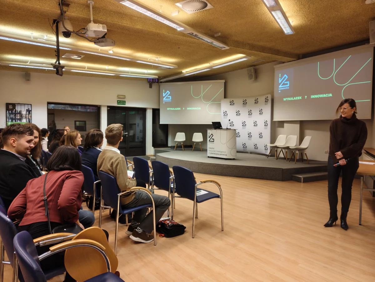 Grupa osób zebrana na dużej auli