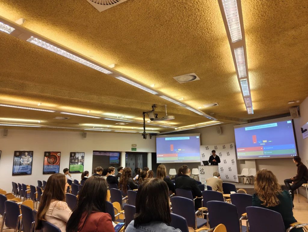 Słuchacze na dużej auli