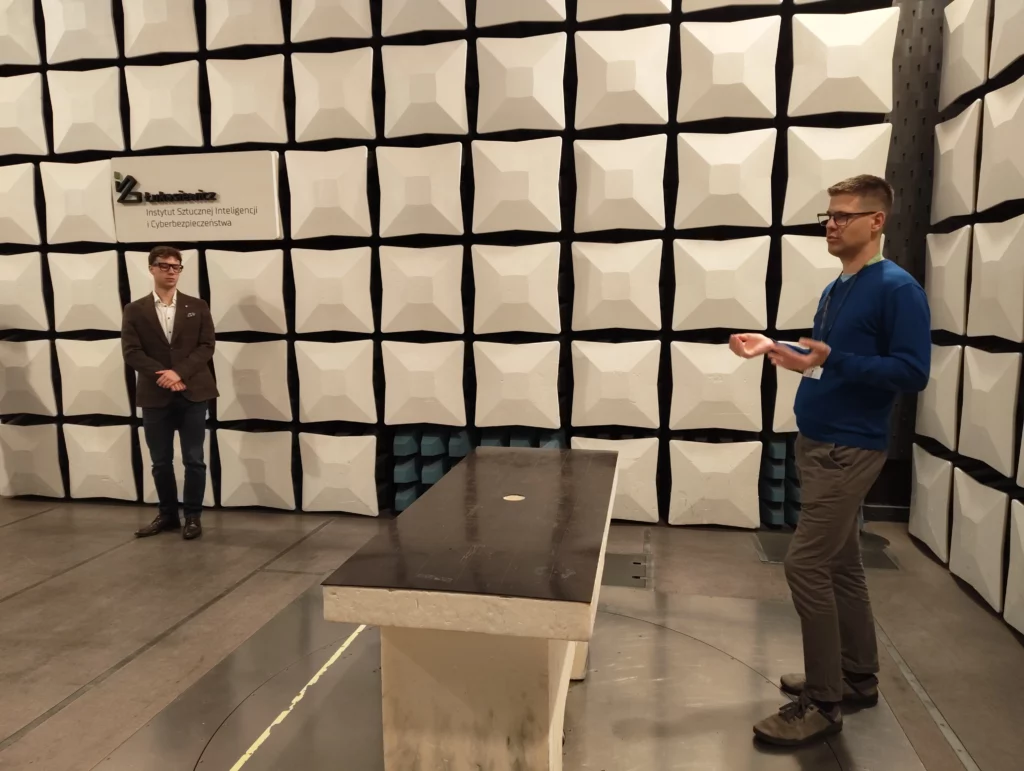 Mężczyzna na tle pomieszczenia z płytami na ścianach