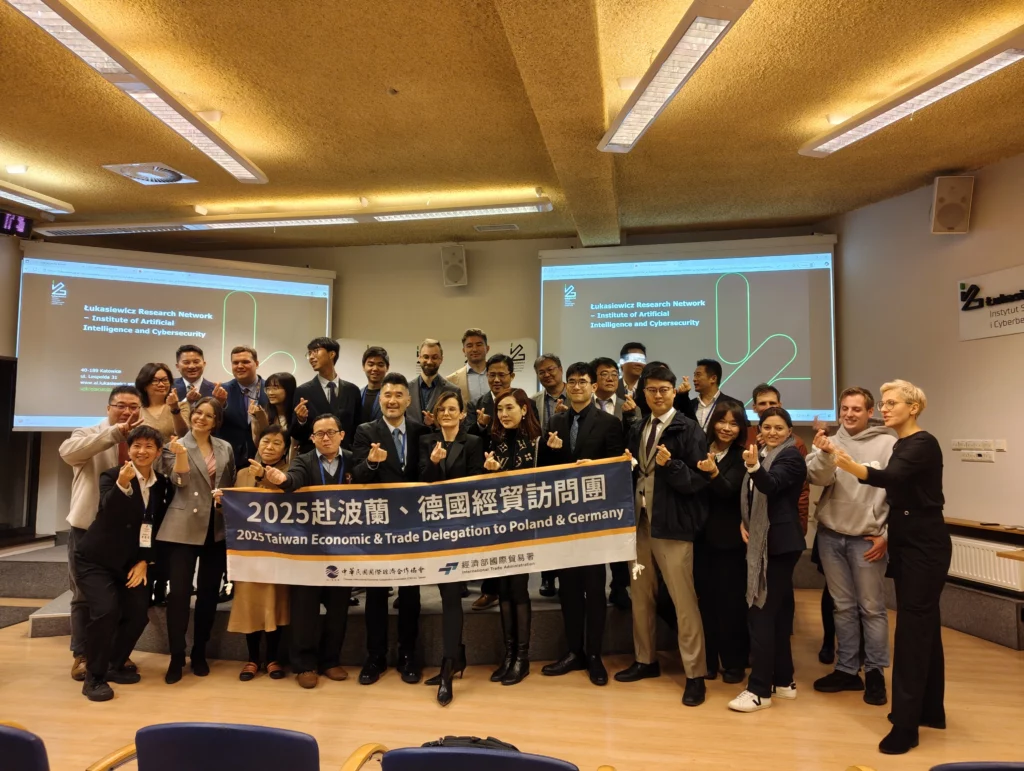 Grupa osób z transparentem 2025 Tajwan Economic and trade delegation to Poland and Germany