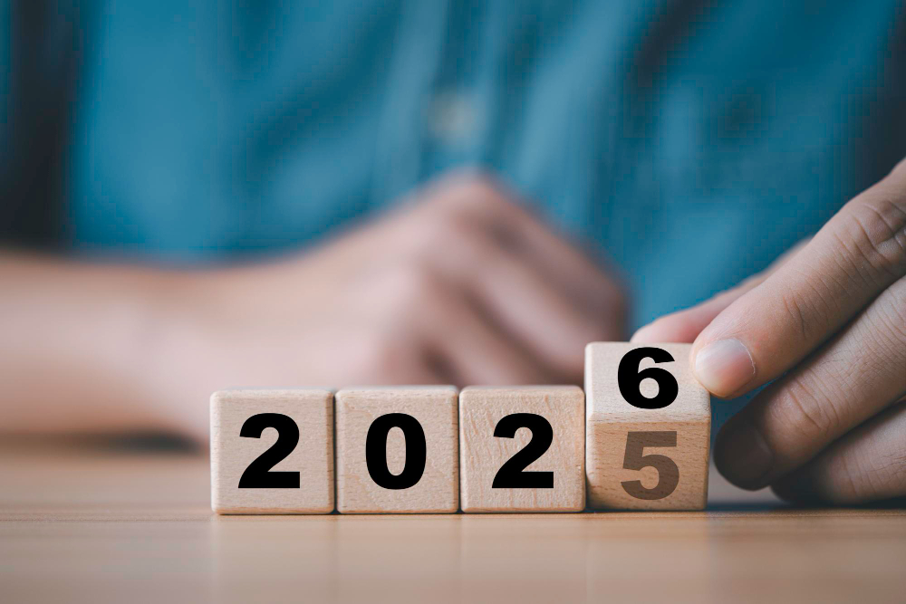 Kostki z numerami kolejno:2,0,2 i ostatnia obracana ręką z 5 na 6