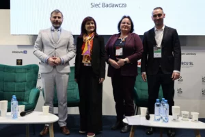 Cztery osoby stoją na scenie