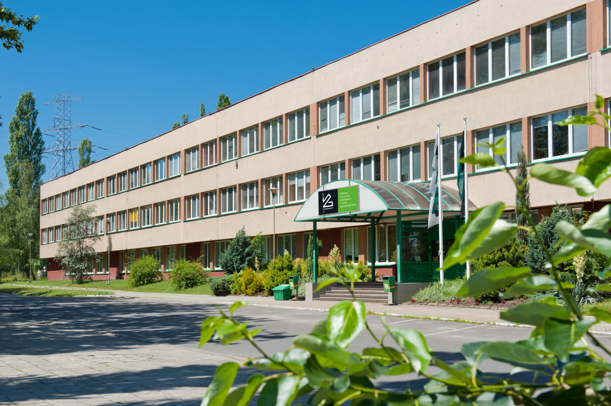 Budynek z logo nad wejściem w słoneczny dzień