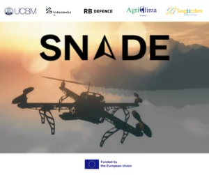 Dron na tle nieba z chmurami. Logo Snade. Lototypy partnerów i UE.