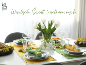 Stół z zastawą i kwiatami w wazonie. Dekoracje wielkanocne.