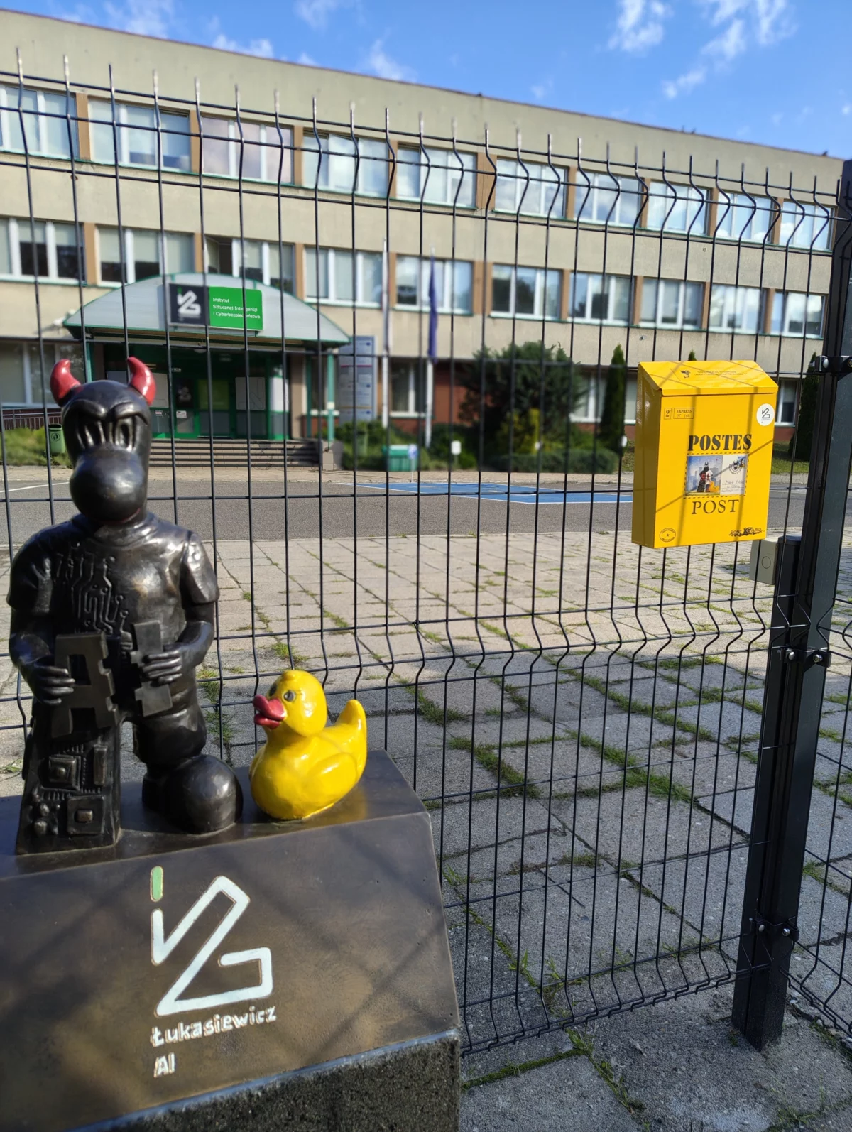 Bebok z czerwonymi rogami i żółtą kaczką