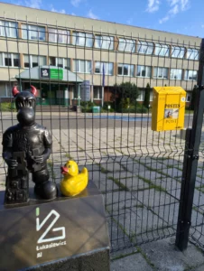Bebok z czerwonymi rogami i żółtą kaczką